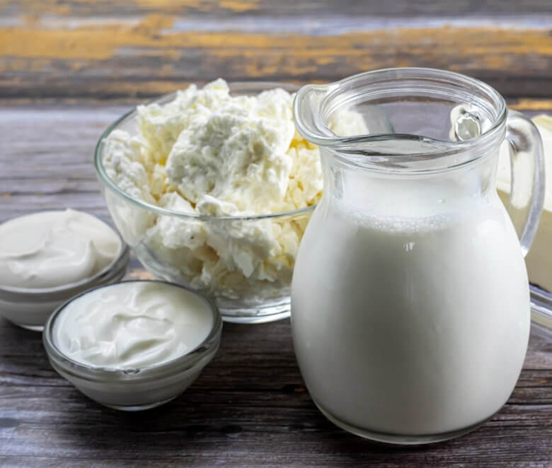 Image of various dairy products, incl. ricotta, milk, sour cream and yogurt