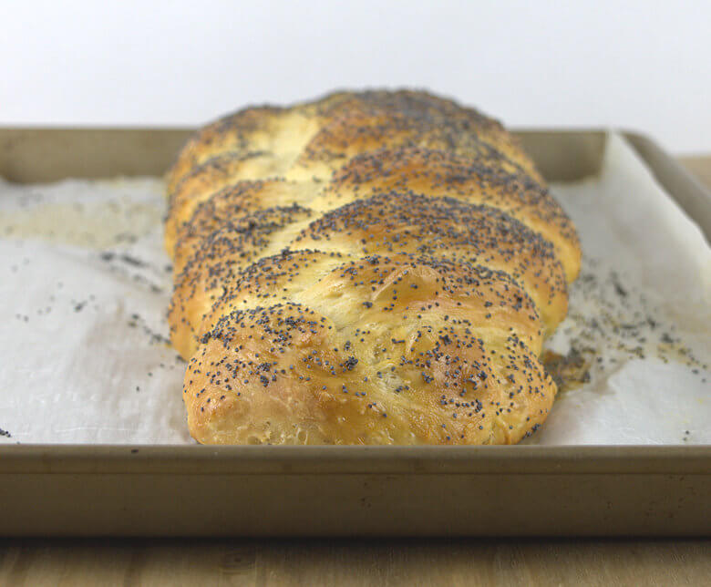 Frontal picture of braided bread