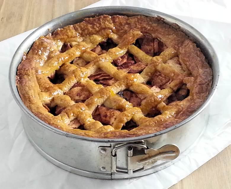 Picture of Dutch Apple Pie according to my tradition, still in form