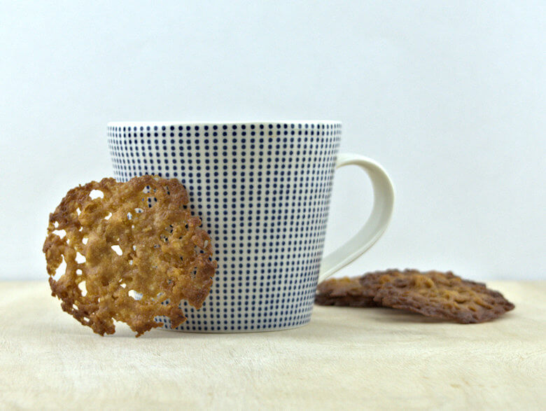 Picture of kletskoppen cookies leaning agains coffee mug