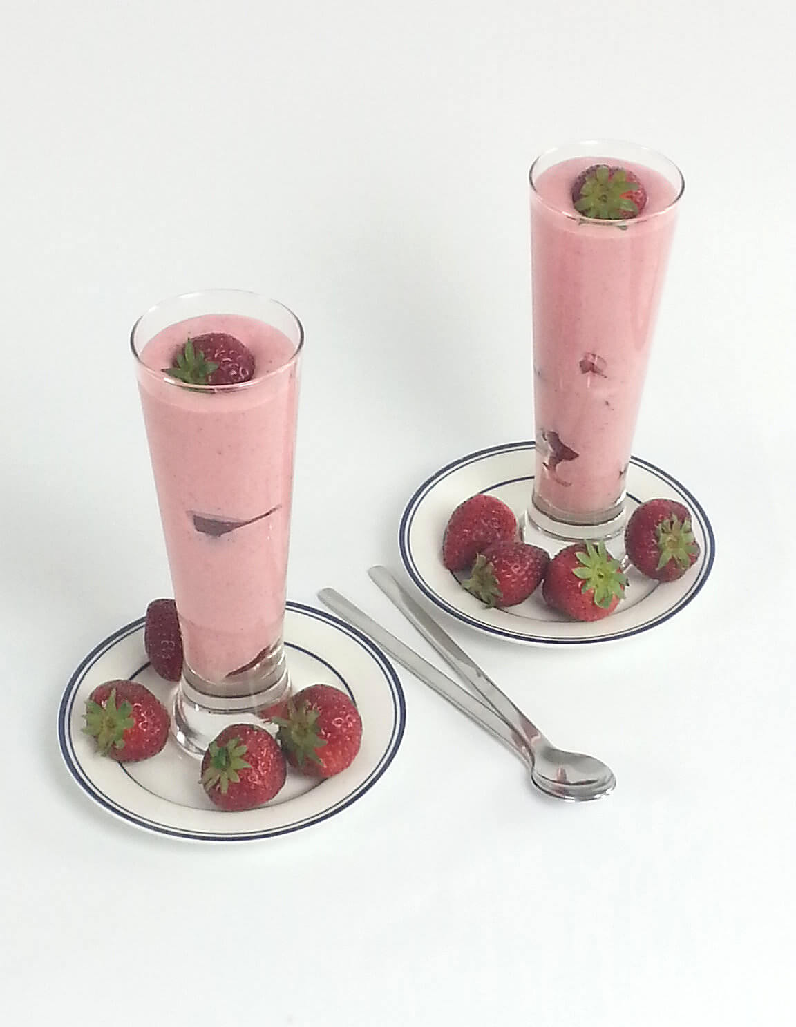 Picture of two tall glasses with Strawberry mousse and 2 spoons